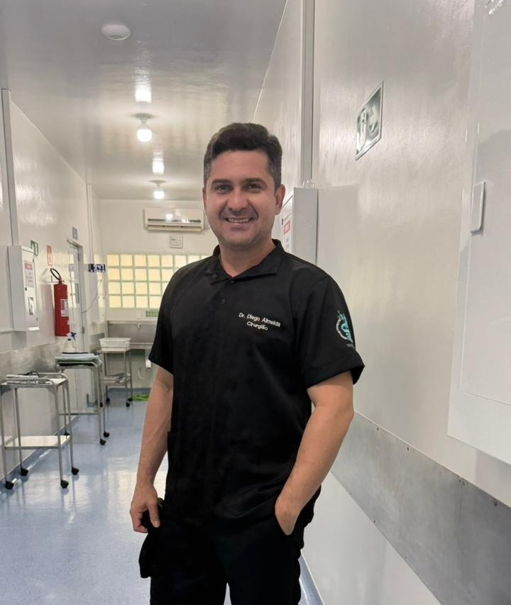 Dr. Diego Almeida em atendimento